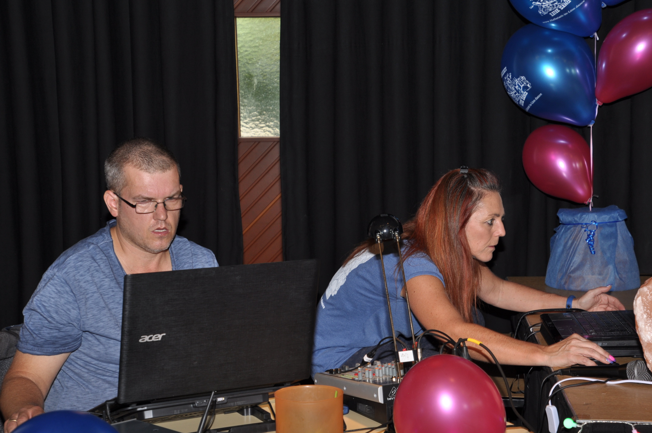 DJ @ work DJ @ work
Volle Konzentration!